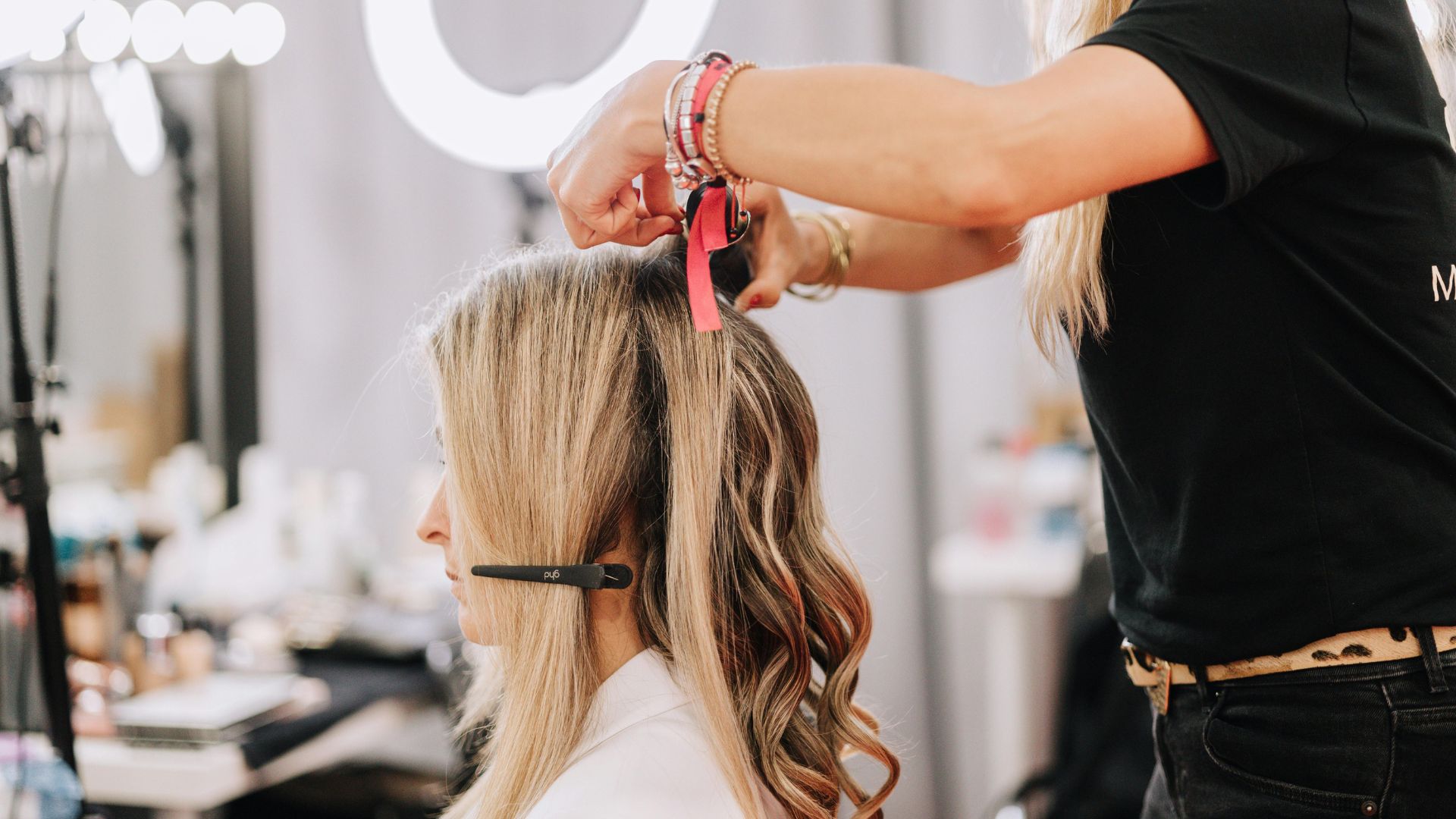 Profissional trabalhando em salão de beleza